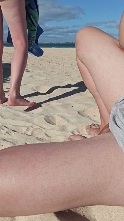 Very risky blowjob in public beach | Clip 1