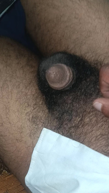 Ο πούτσος μου είναι τριχωτός, έλα να με γαμήσεις.