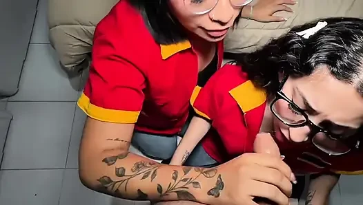 Karyawan wanita Oxxo bersaing untuk pekerjaan manajer.