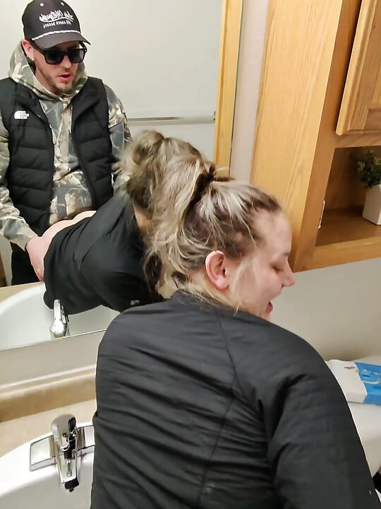 Hinterhältiger sex mit geiler ehefrau im badezimmer nach der party