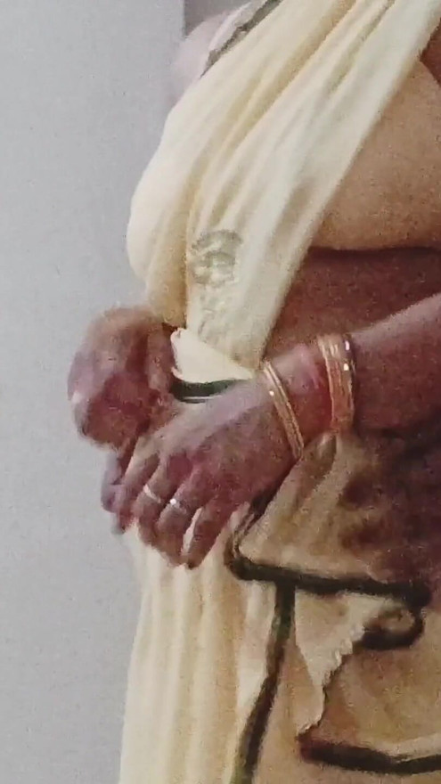 Riya Bhabhi was sweeping her master's house, the owner made sexual relations by talking sexy. | Clip 1
