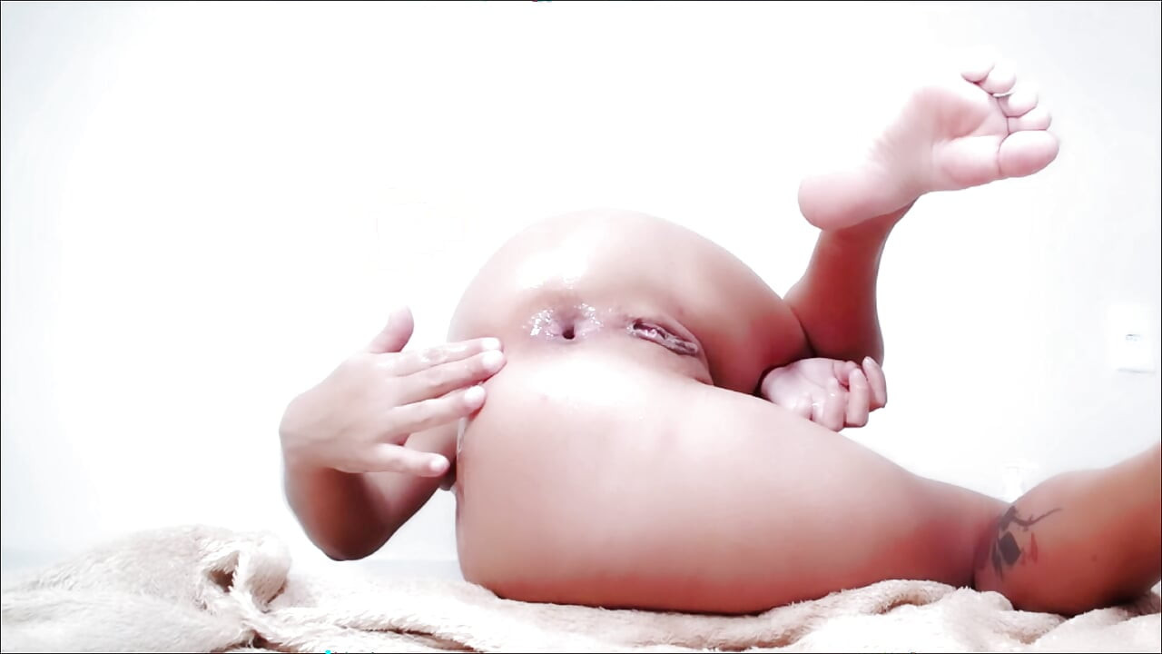 De kont openen totdat ze de bloem laat zien