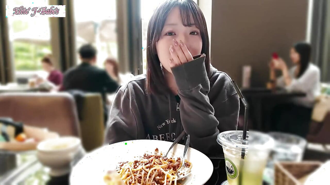 Former Idol-level Beauty Radiates Mature Allure, Temptation Stops Just Before the Final Line
