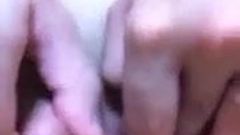 O fată dolofană japoneză are un clitoris mare