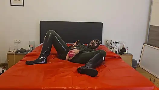 Gadis dengan sepatu bot lateks lagi asik masturbasi pakai dildo dan vibrator favoritnya sampai orgasme! Cewek ini suka banget di-erangan!