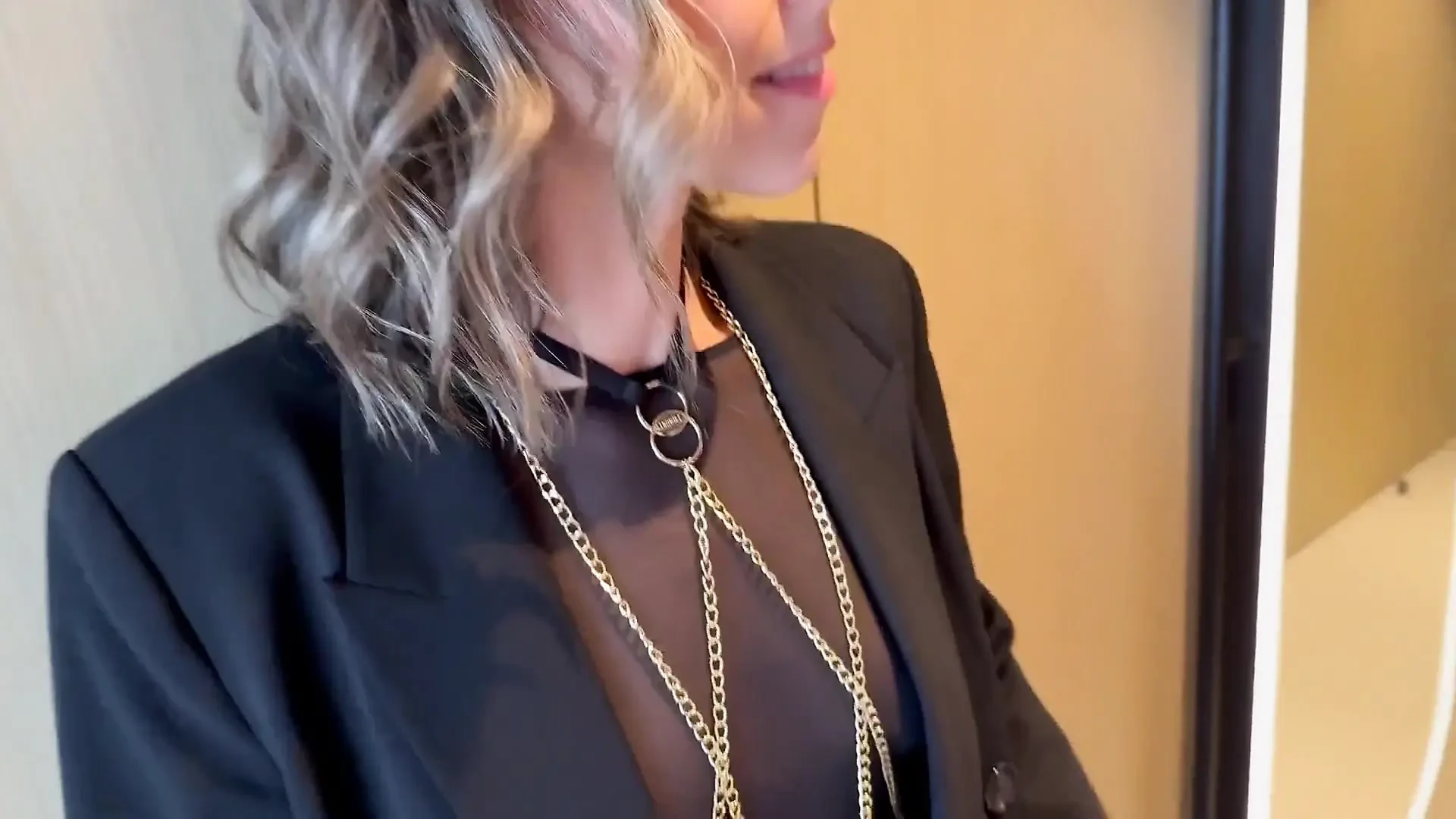 Manželka šuká dva ptáky po noci venku, než je pokryta mrdkou hotwife