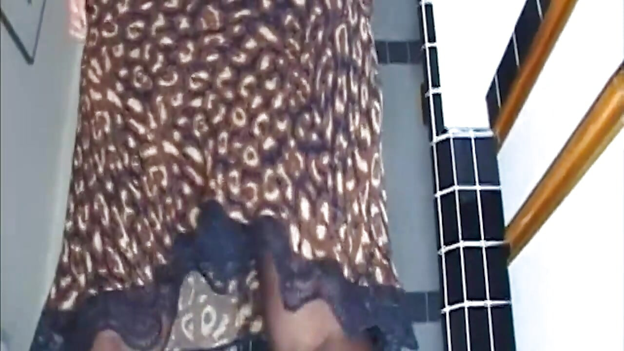 Olgun orta yaşlı seksi kadın iç çamaşırı çılgınlığında damlayan amını parmaklıyor