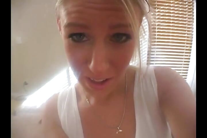 性感金髮女郎用假陽具提供超棒的足交