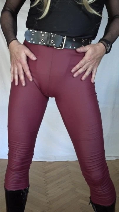 Teasing in tight leggings