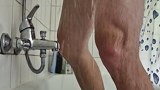 Une bite bien dure se fait branler sous la douche