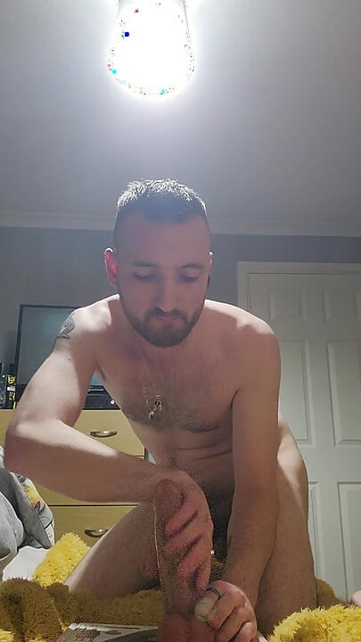 İskoç twink joebeatty27 doğum gününde emiyor ve dildoya biniyor