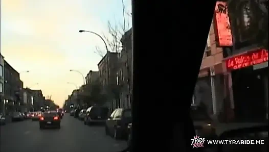 Dövmeli esmer kadın arka koltukta sakso çekiyor