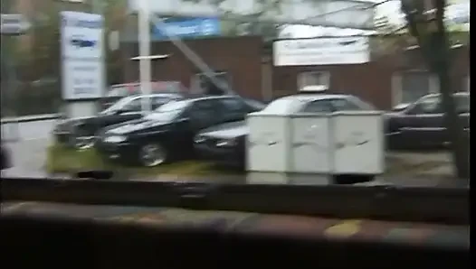 Güzel sarışın piliç iki serseriyi memnun ediyor