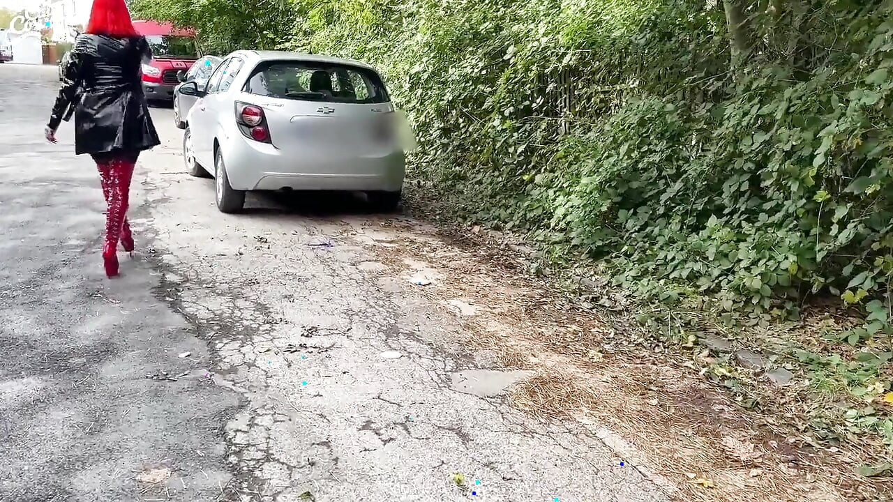 Kinky Roadside Hookup! Boot-wearing Bitch Fucks Bareback.