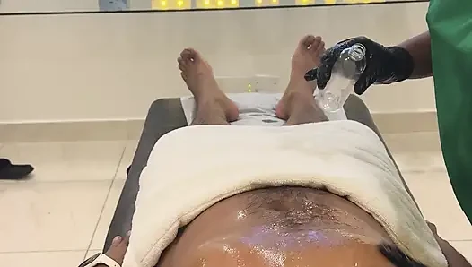 Leyne Rodriguez: heiße latina in Massage-uniform gibt eine intensive eingeölte session
