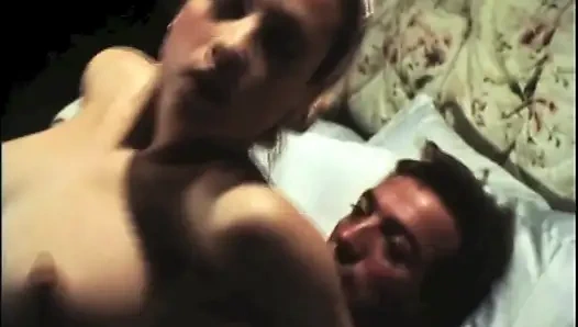 Mastürbasyon Yaparken Elma Yiyor Ve Sonra Erkek Arkadaşı Tarafından Sikiliyor