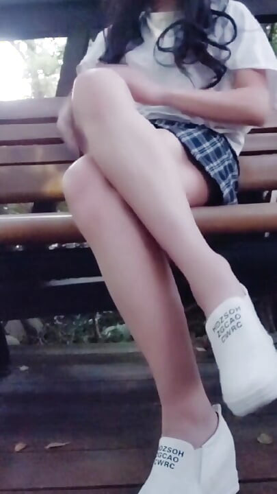 Shemale Ting Xuan's Outdoor Outfit Features White Lace Panties, Giving Her a Pure and Innocent Look.
