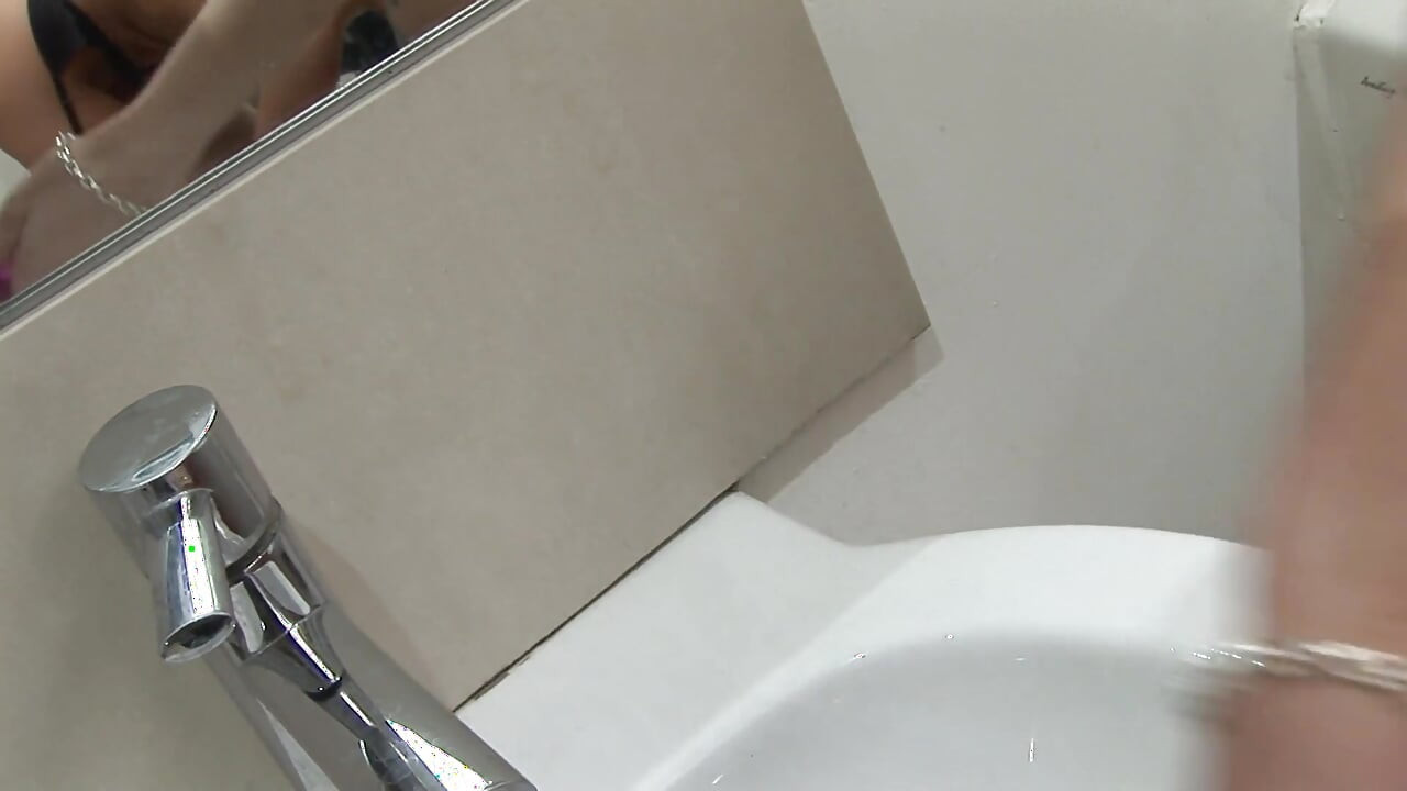 Blonda și bruneta impresionante adoră să se masturbeze și să sugă pula în baie