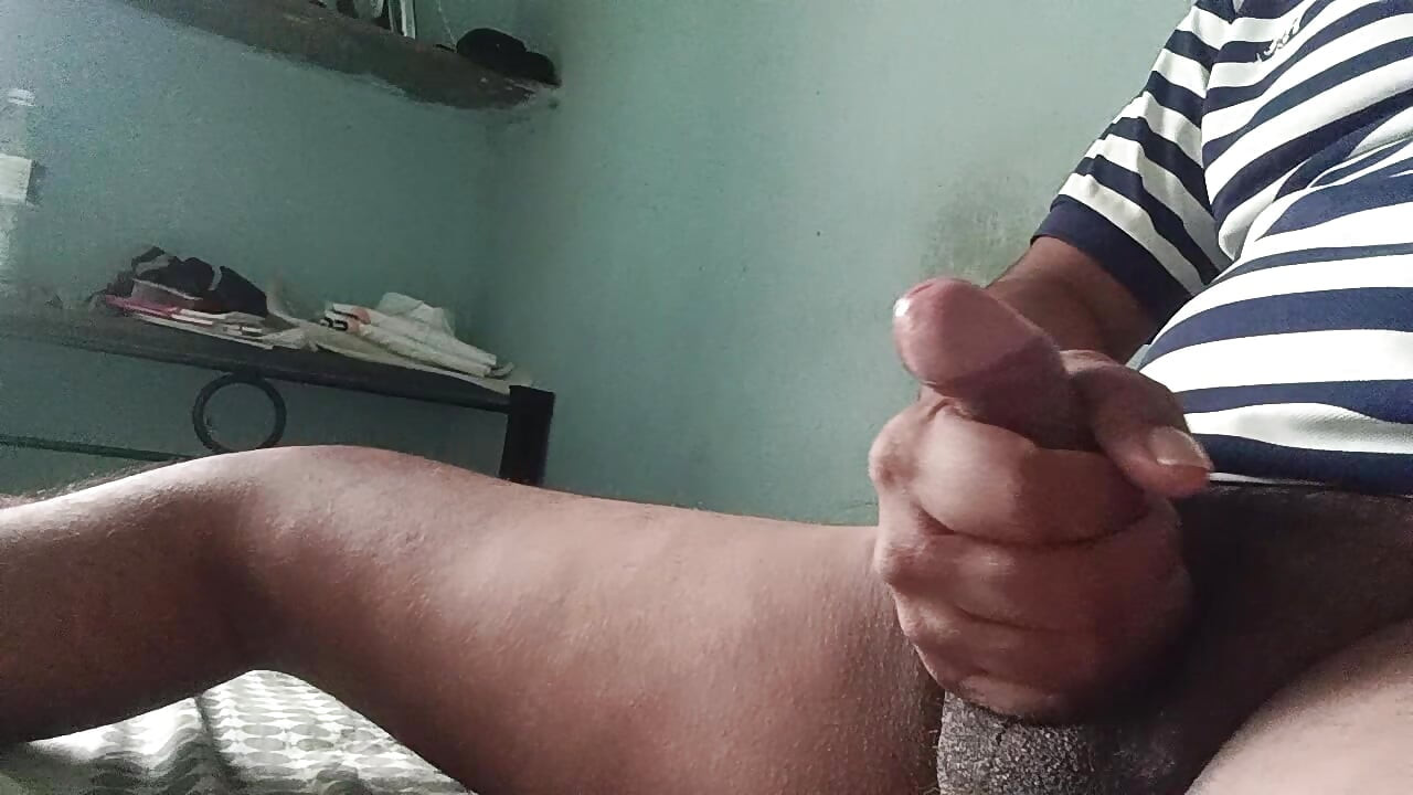 Un garçon singal de Pune masturbe une bite bien dure.