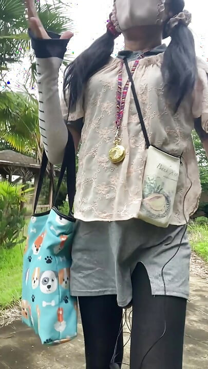 No257 Walking in the Park in Gap-Cut Pants