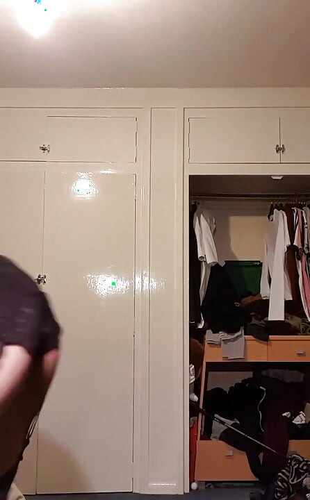 Mi mostro con il mio vestito rosso. Mi faccio un po' di lavoro un po' di nuovo.