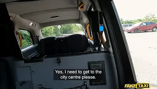 Fake taxi - sybil zeigt ihr kurzes jeanskleid und perfekte möpse