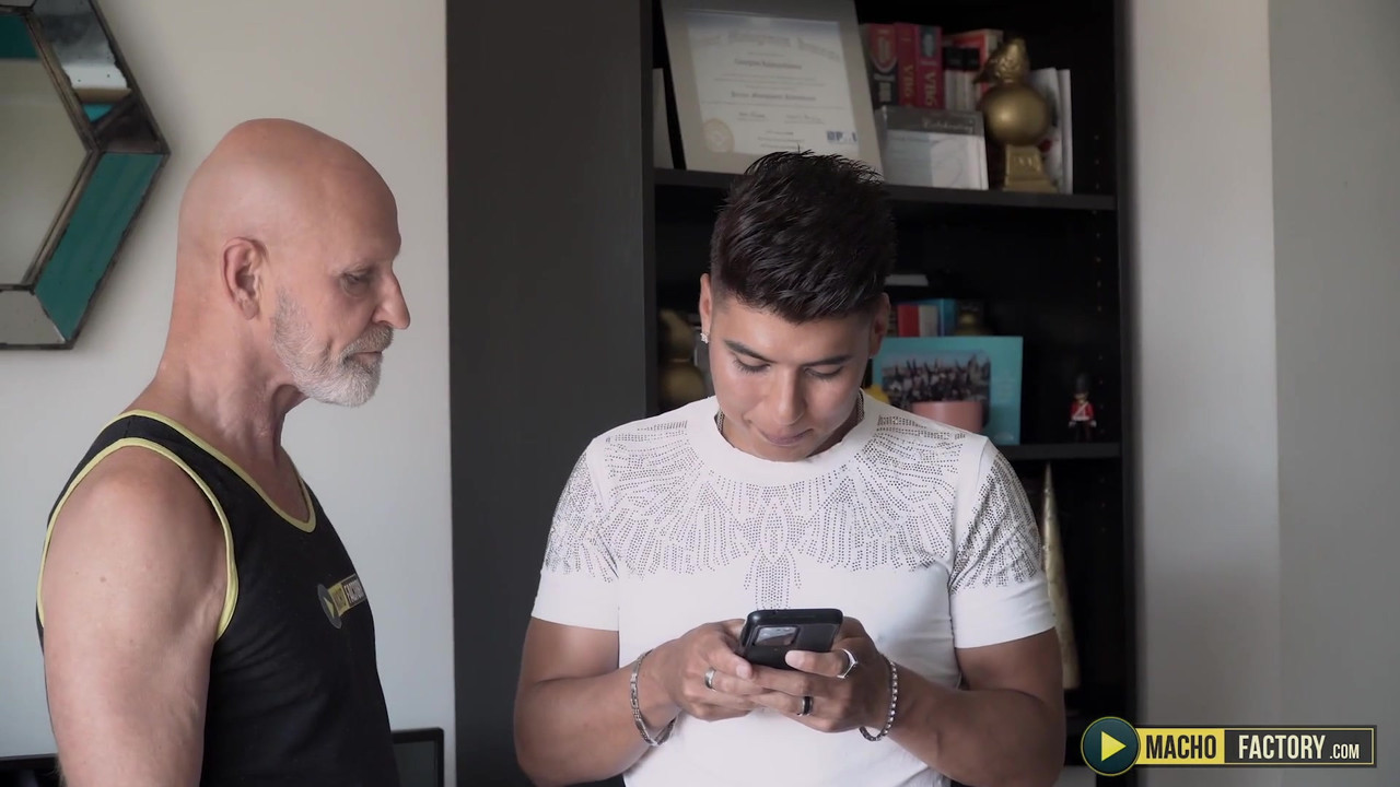 超级性感的爸爸benedictus得到一个大玩具和大鸡巴插他紧致的屁股