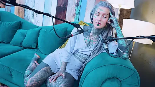 Aku berbicara tentang N - Needed - ASMR podcast SFW berbicara gadis kurus gothic bertato rambut gimbal