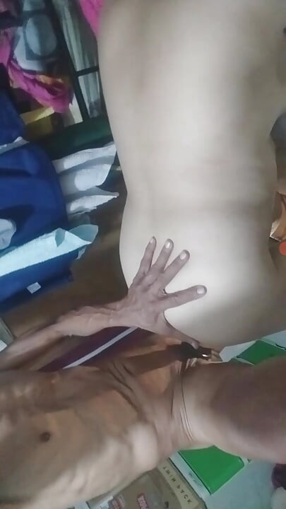 Mengongkeknya dengan begitu mendalam