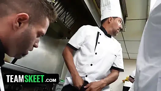 Миниатюрный зайчик Fae принимает на себя всю команду кухни в диком ресторане, гэнгбэнг