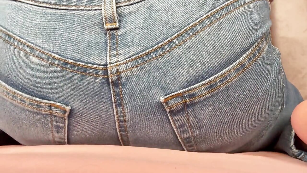 Une salope colossale avale de la pisse
