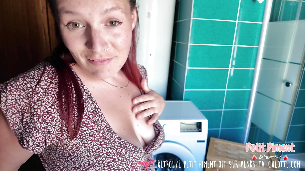 Vends-ta-culotte - Ładna francuska ruda amatorka masturbuje się szczęśliwie w łazience