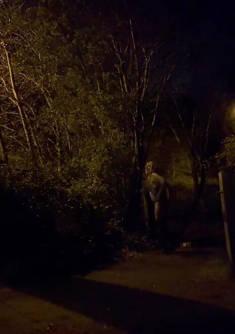 CD yöllä ulkona vilkkuu