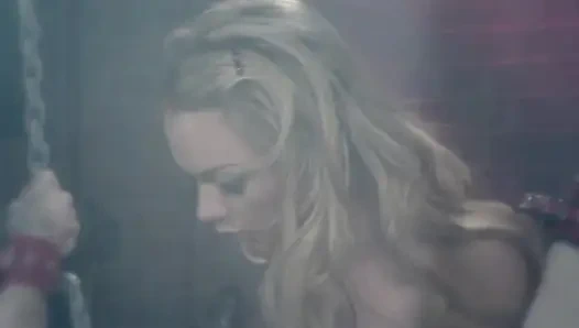 Домина играет в игры со своей заключенной в тюрьму рабыней