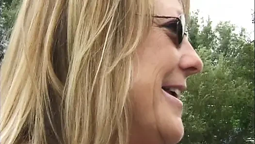 Olgun sarışın orta yaşlı seksi kadın vahşi çamaşır odasında sikiliyor