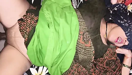 DESI STIEFSCHWEIN HARDCORE-FICK MIT IHREM STIEFBRUER, ALS SIE ZU HAUSE WAREN, KOMPLETTER FILM (HINDI AUDIO)