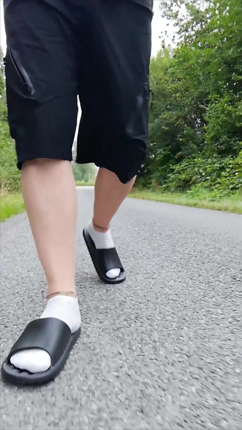 Di alam terbuka dengan sandal dan kaus kaki putih