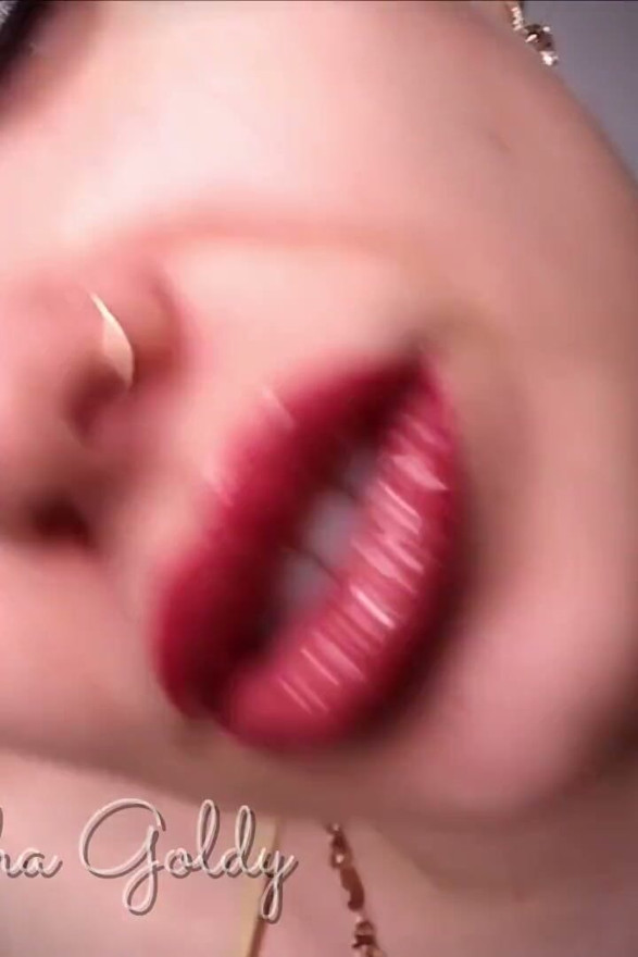 ¡Me beso francesa contigo y te unta mi lápiz labial oscuro y brillante por toda tu cara!