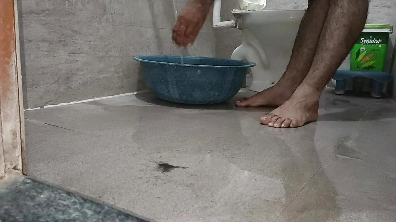 Guys, I love to bathe naked.