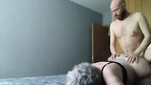 Sıcak üvey anne rim yapan köpek stilinde sevişiyor