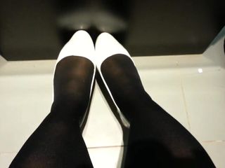 Білі лаковані туфлі з чорними колготками 9