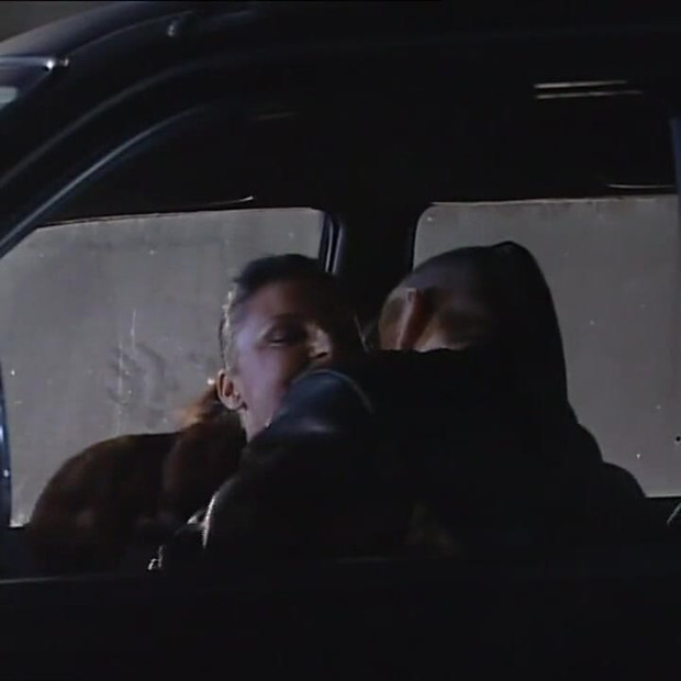 性感的黑发双洞齐插肛交狂欢...射在嘴里