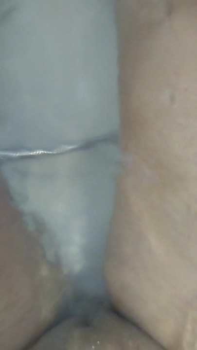 Algierczyk bawi się z nią pod prysznicem | Klip 1