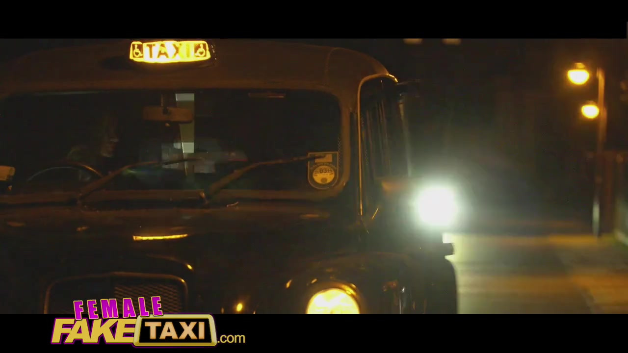 女性假出租车角质馅饼使用黄瓜来伸展阴户