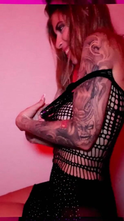 Enfermera rubia de coño rosa le da una mamada profunda a su paciente en su consultorio | Clip 1
