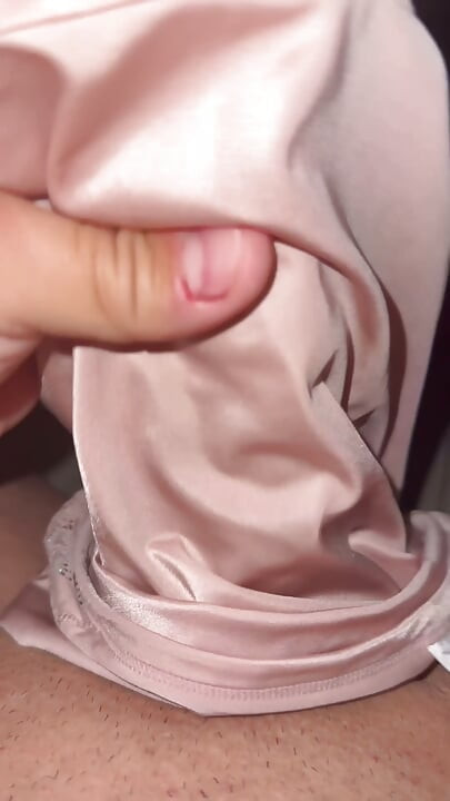Écrasement de culotte rose satin