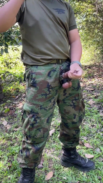 Zadivljujući trenutak iz "Vojnik drka i svršava na poslu"