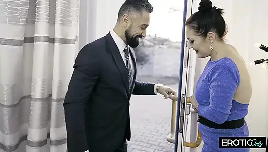 Sex-hungry MILF Wants a Hard Fuck in Her Wet Pussy Hole