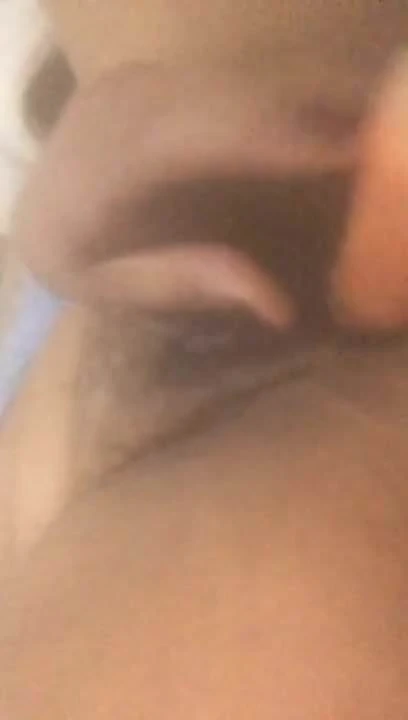 Coroa 50 anos  na siririca com cenoura - Tinder