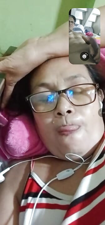 Hrála si s velkými prsy zadku.